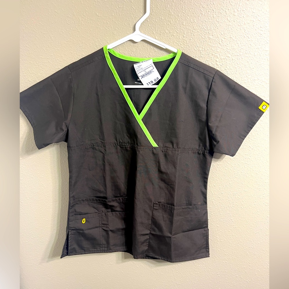 Fleet Farm XS Brown And Green Scrub Top For Nurses